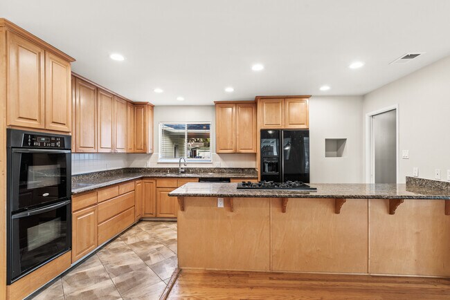 Building Photo - 670 McCarty Ave