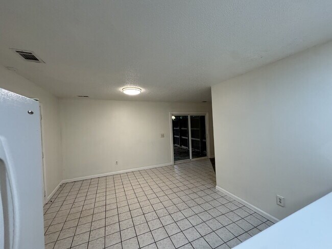 Foto del edificio - 2 bedroom 1 bathroom in Fair Play