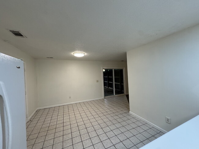 Building Photo - 2 bedroom 1 bathroom in Fair Play