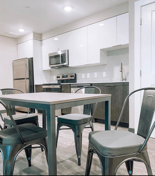 Foto del edificio - 330 W College Ave