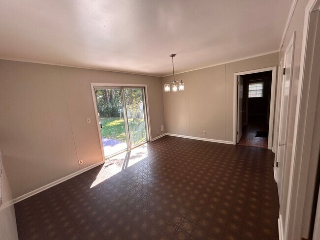 Foto del edificio - 2405 Laverne Dr NW