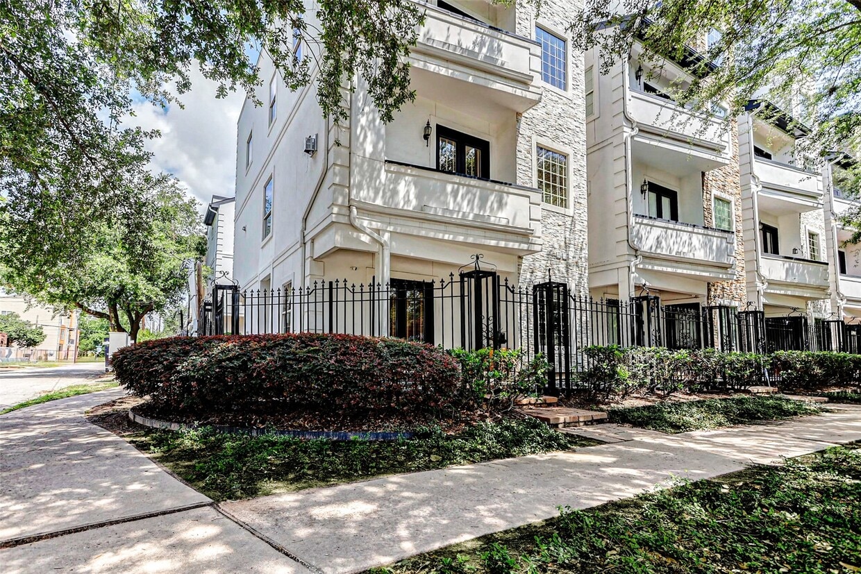 Primary Photo - 1529 Rosewood St