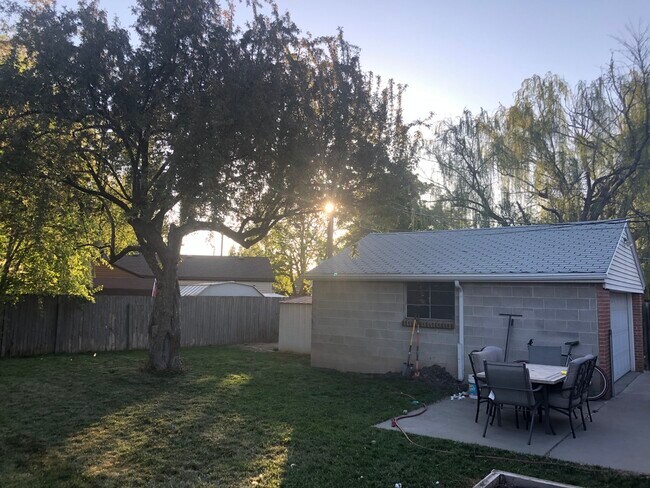 Building Photo - 3370 S Riviera Dr