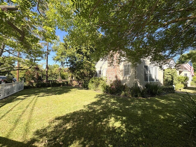 Foto del edificio - Charming Updated 4BR Home on Prime Corner ...