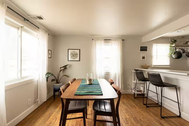 Entrada - 4701 Meade St