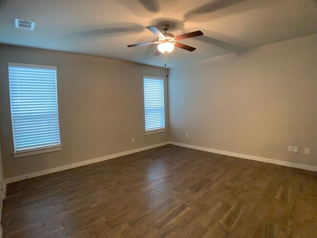 Building Photo - 3 Bedrooms w Game Room / Balcony / Covered...