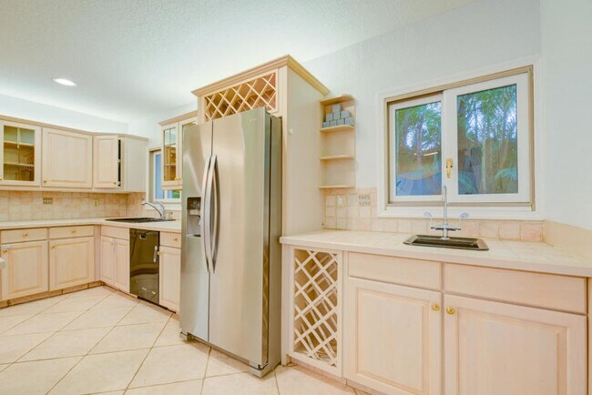 Building Photo - 550 Phillips Dr