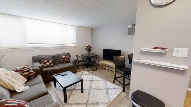 Building Photo - 927 S Forest-927-103