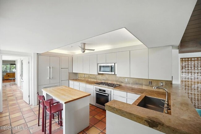 Foto del edificio - 1927 Beachside Ct