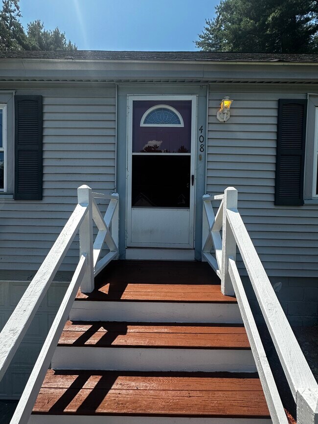 Foto del edificio - 408 Dunstable Rd