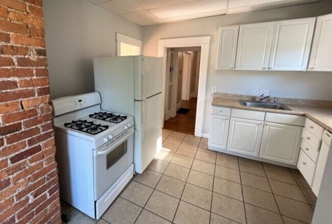 Foto del edificio - Welcome to 372 E 13th!!! 4 Bedroom 2 Bathr...