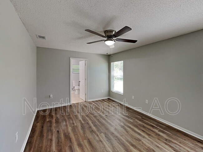 Foto del edificio - 1002 Embrun Ct