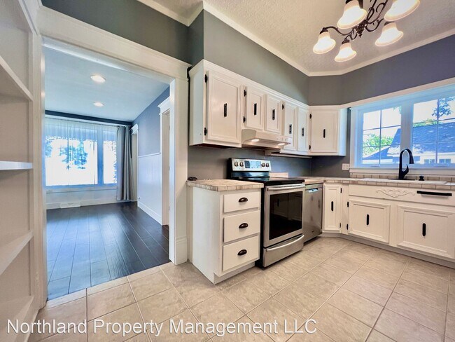 Foto del edificio - 5 br, 3 bath House - 813 E. State St