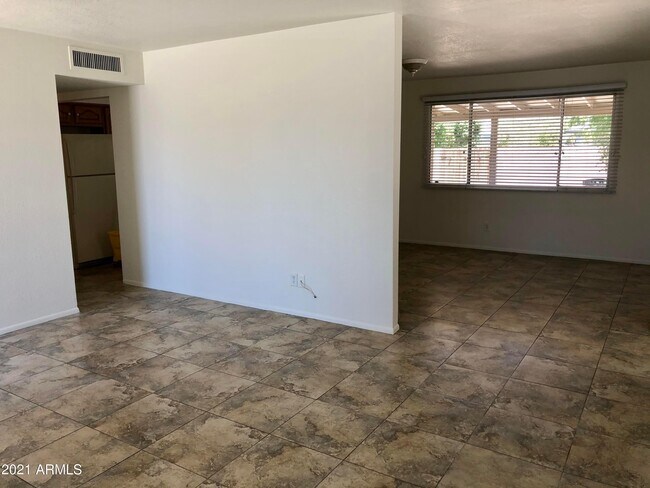Foto del edificio - 1120 E Bishop Dr