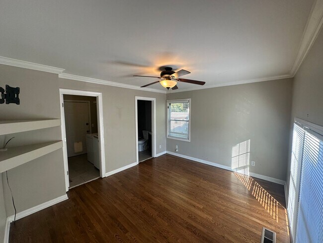 Building Photo - FOR LEASE - 3 bed, 2 bath, 1400 sqft singl...