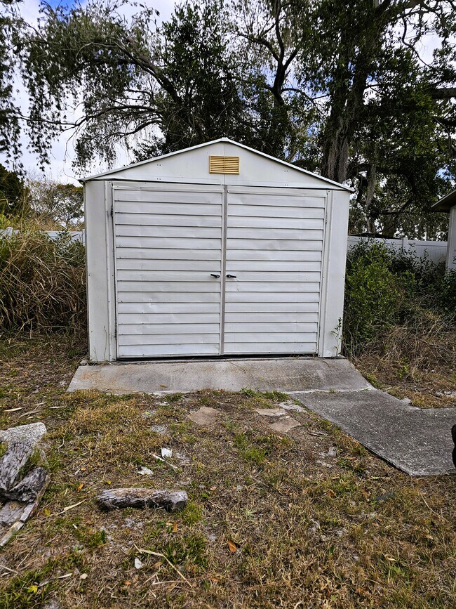 Atrás, cobertizo - 6819 Hammock Rd