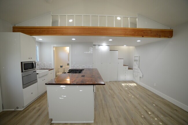 Building Photo - 6638 Encino Ave