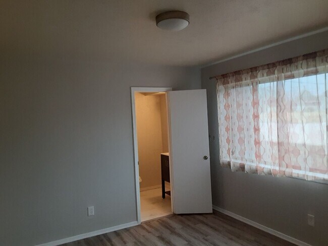 Building Photo - Ready to move in...