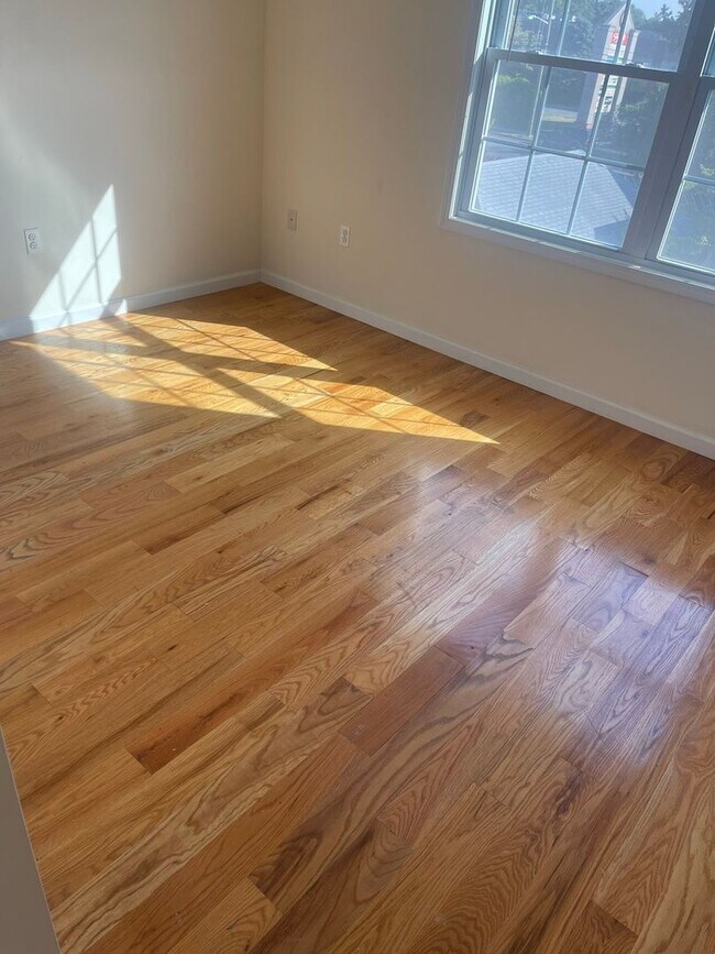 Building Photo - Spacious 1800 sq. ft. Modern (3BR + Additi...