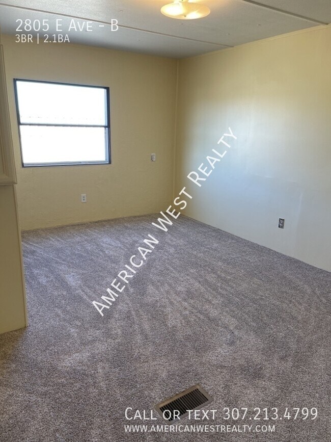 Building Photo - 2805 E Ave