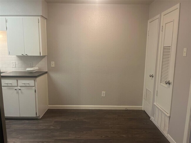 Foto del edificio - 5607 Sunshine Dr