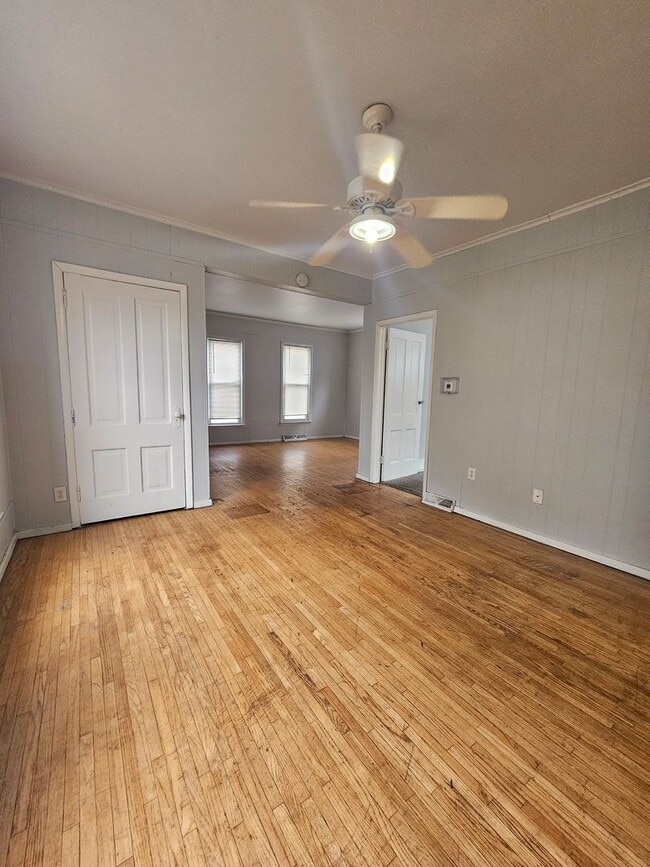 Foto del edificio - 1215 1/2 E 12th St