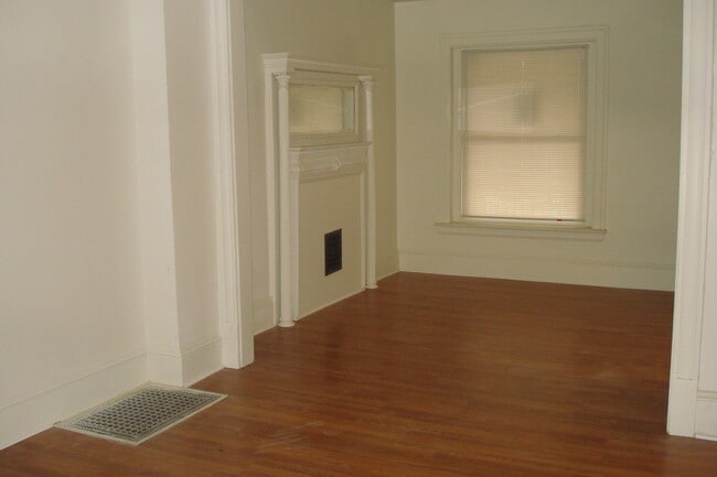 Building Photo - 733 E Chestnut St