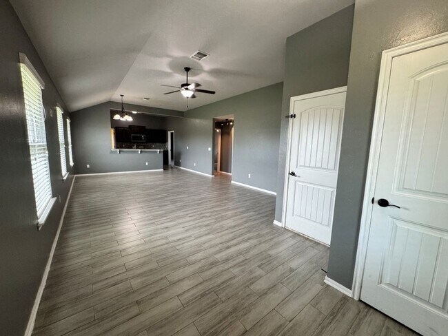 Foto del edificio - Immaculate 3 bed 2 bath in Mustang Schools, ready for move in on or before July 1st!