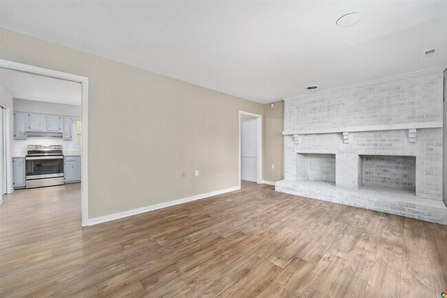 Building Photo - Beautifully Updated 3 Bedroom Rancher in B...