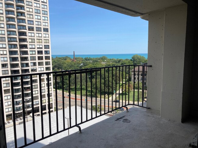 Building Photo - 1960 N Lincoln Park W