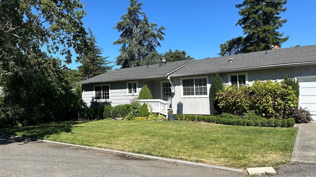 Foto del edificio - 3bd/2ba House Close to Downtown Kenwood!