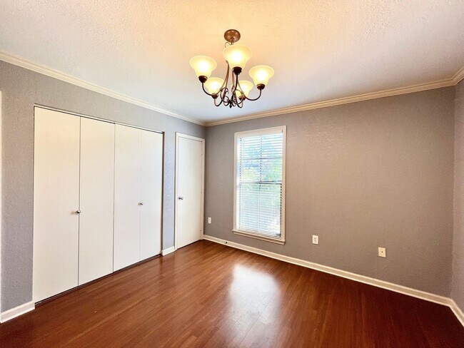 Building Photo - Two bedroom Lake Plaza Condo with Pool