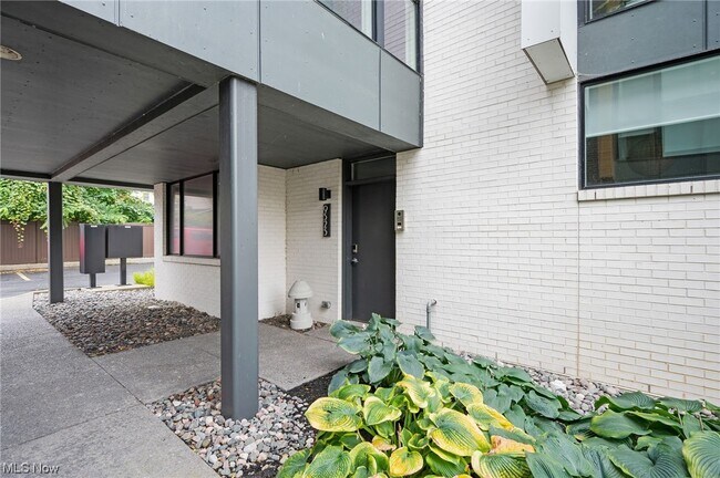Foto del edificio - 9525 Lake Ave