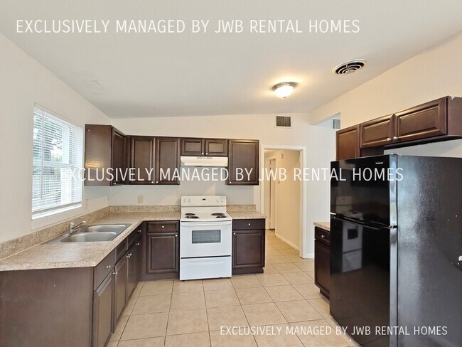 Building Photo - 2233 Monteau Dr
