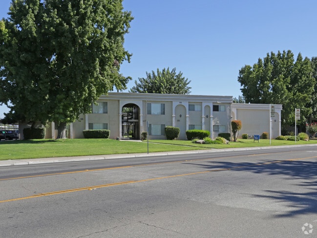 Building Photo - Clovis Courtyard Apartments