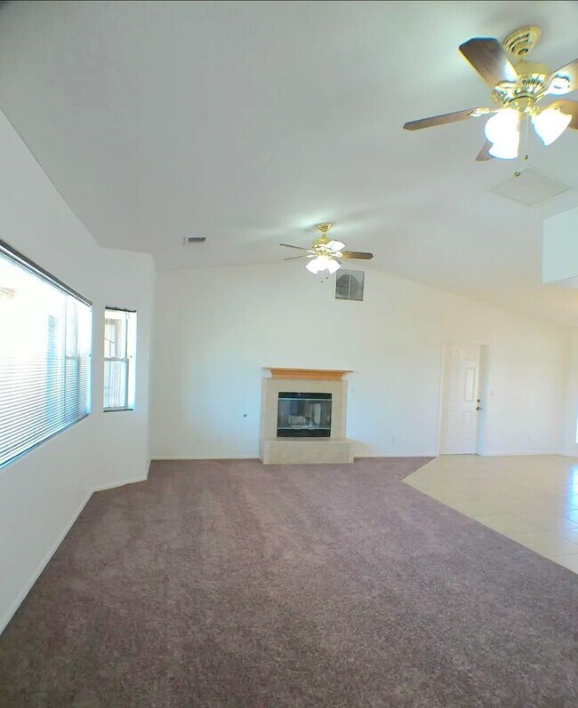 Foto del edificio - Large 3 bedroom home on a corner lot comin...