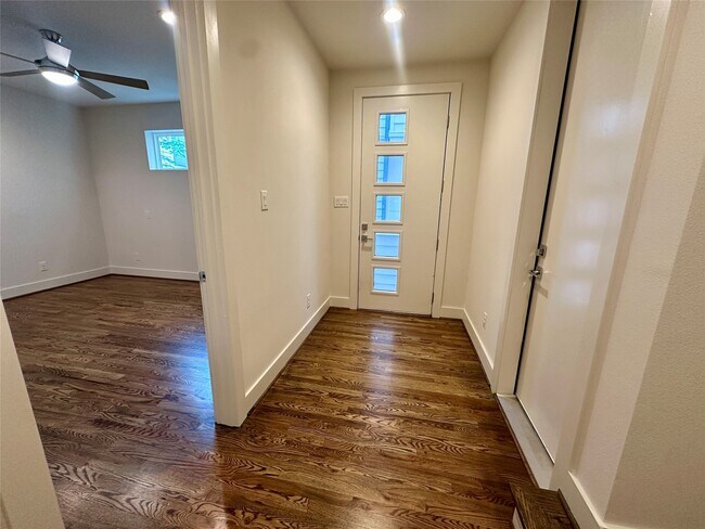 Building Photo - 1537 W 24th St