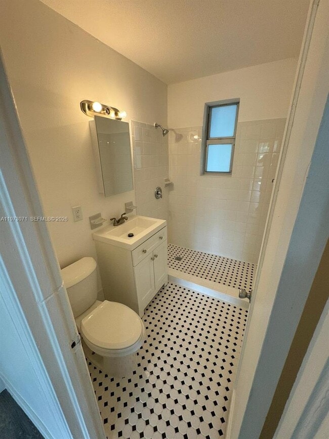 Building Photo - 1562 West Ave