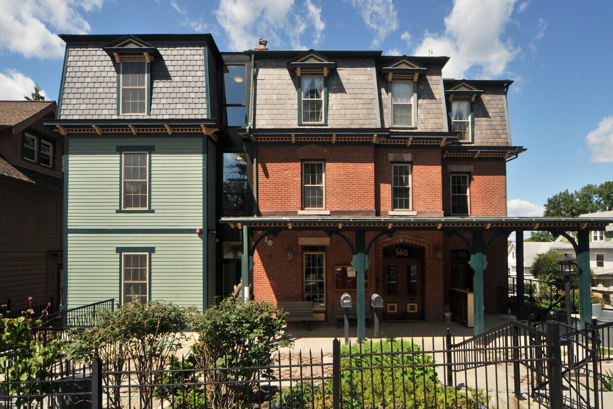 Foto principal - 140 College Ave