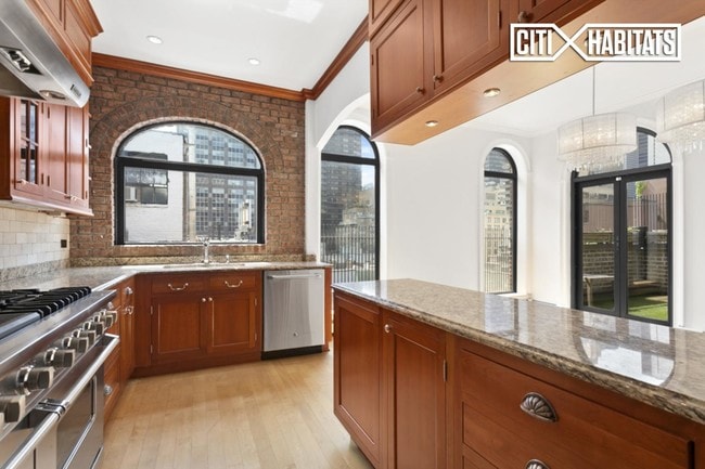 Building Photo - 361 E 50th St