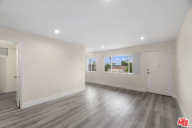 Foto del edificio - 14858 Sylvan St