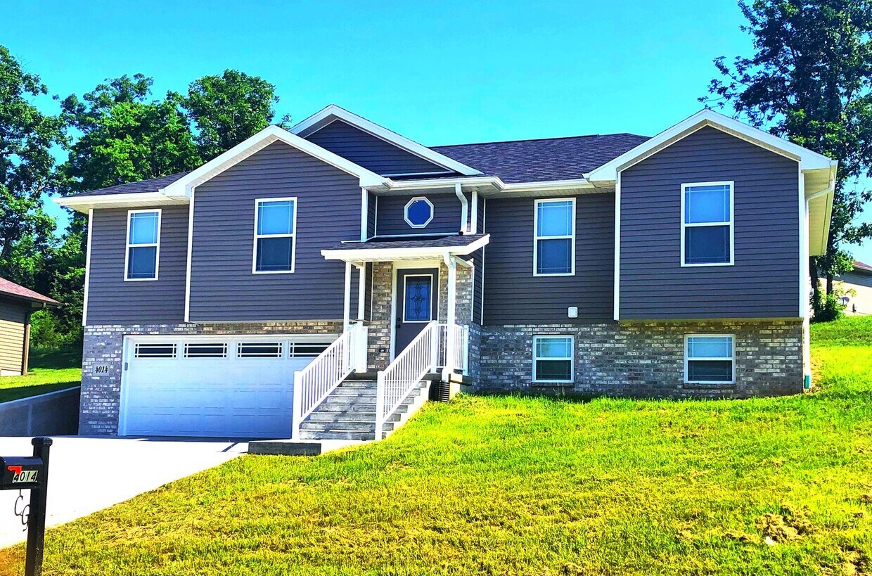 Foto principal - Gorgeous 3 Bed 3 Bath w/ 2 Car Garage Home