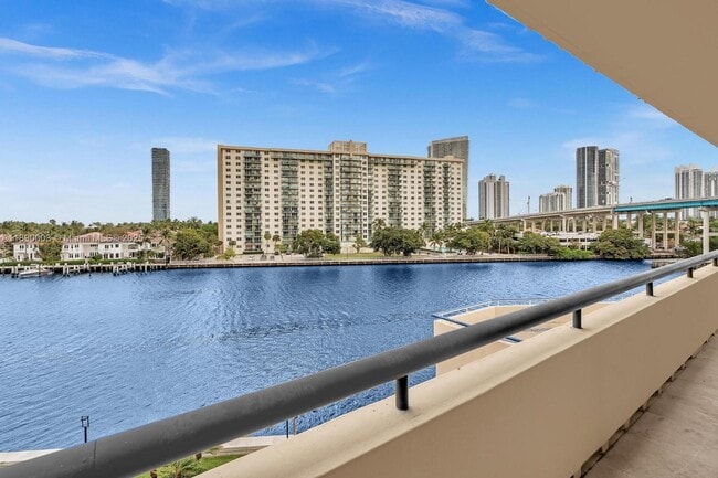 Foto del edificio - 19355 Turnberry Way