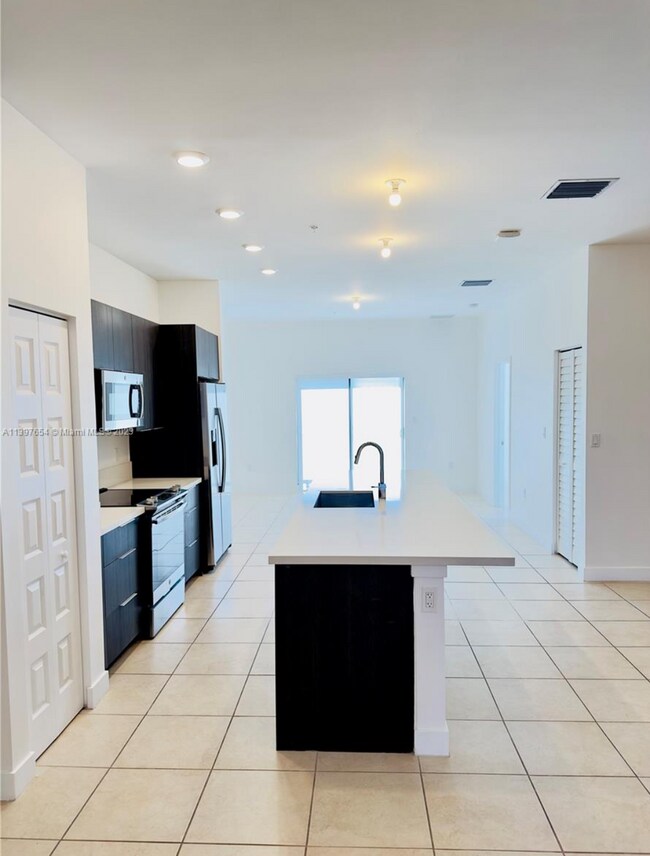 Foto del edificio - 7819 NW 104th Ave