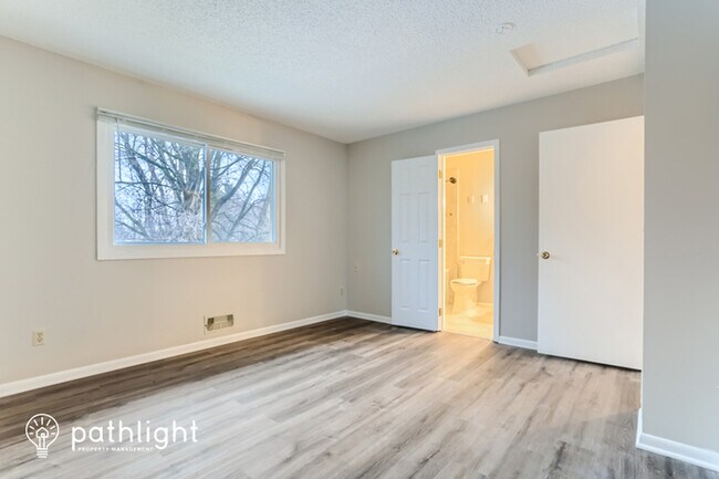 Foto del edificio - 12509 Cedar Lake Road South