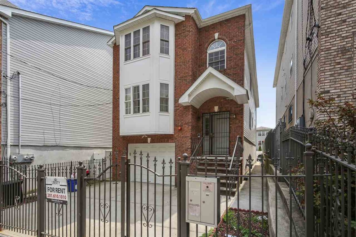 Primary Photo - 86 W Kinney St