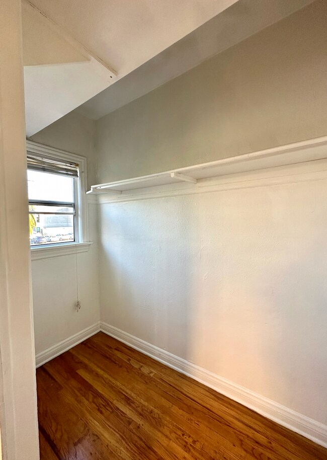 Mini Office/Gaming Room - 717 N Ridgewood Pl