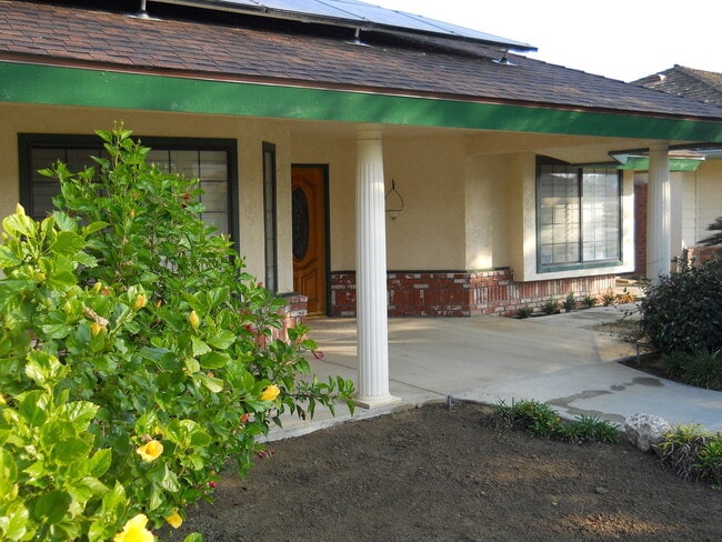 Building Photo - Beautiful Home in Wasco with Solar!!