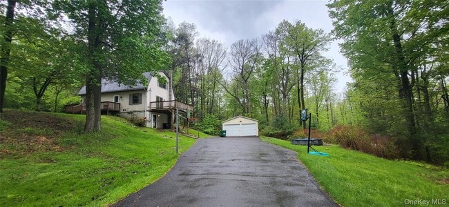 Foto del edificio - 45 Laurel Hollow Rd