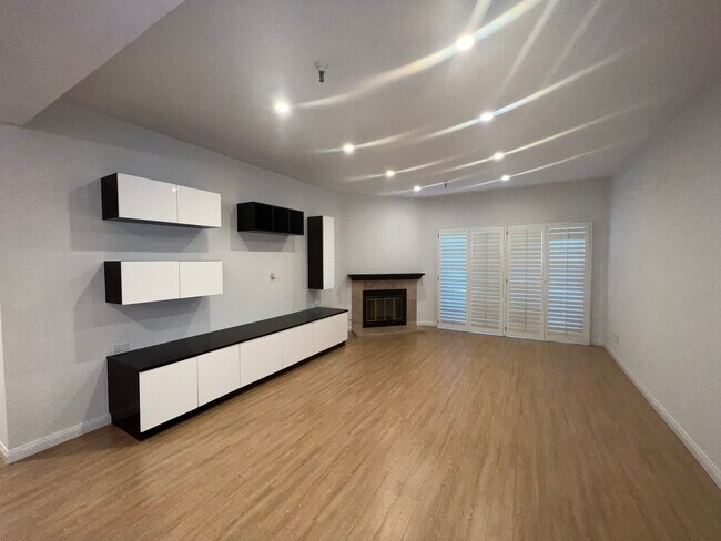 Building Photo - 14630 Dickens St